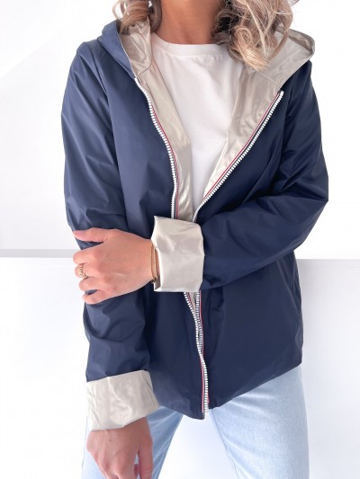 Kurze, wendbare Regenjacke...