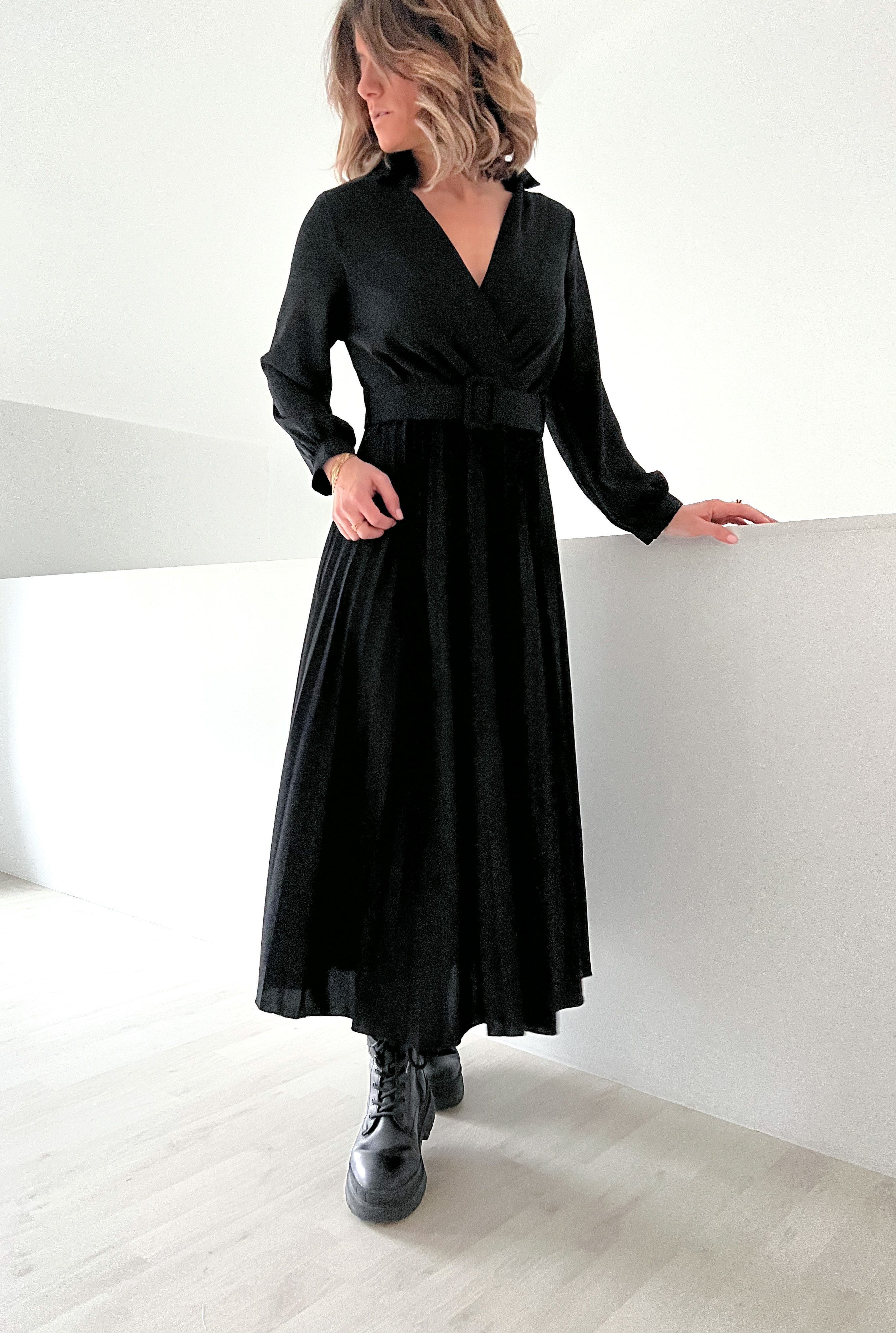 Robe Noire plissée à manches longues