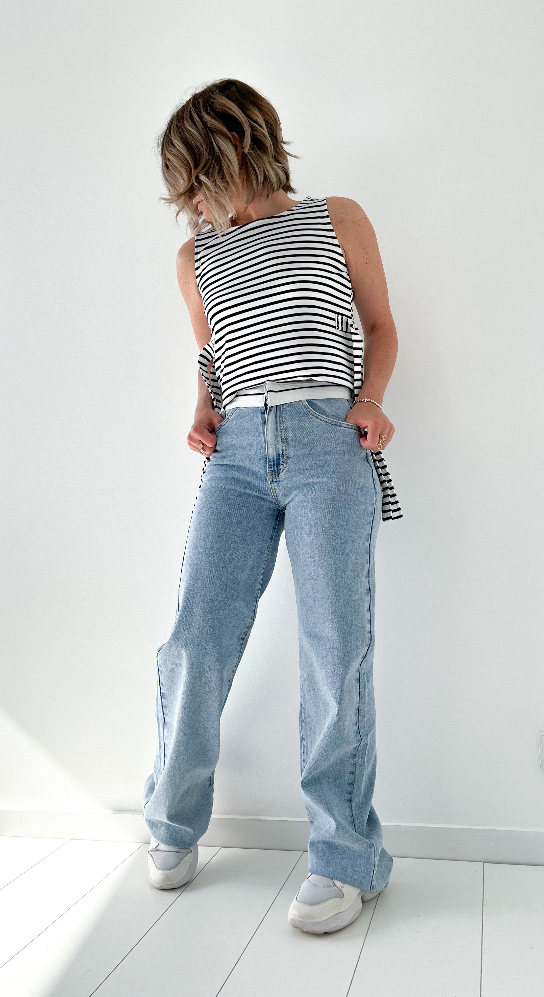 Jeans droit avec détails à la taille