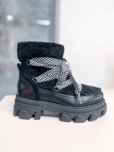 Lederstiefelette und Teddy...