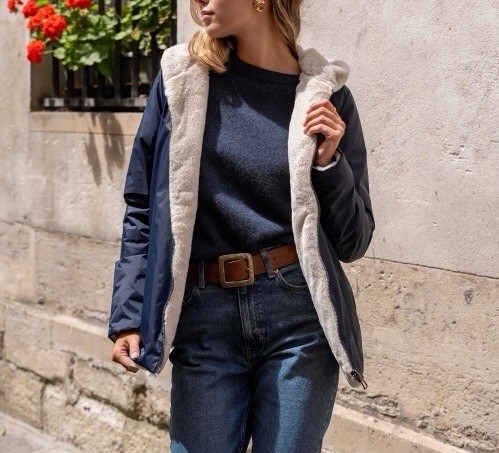 Weiche, kurze Wende-Regenjacke