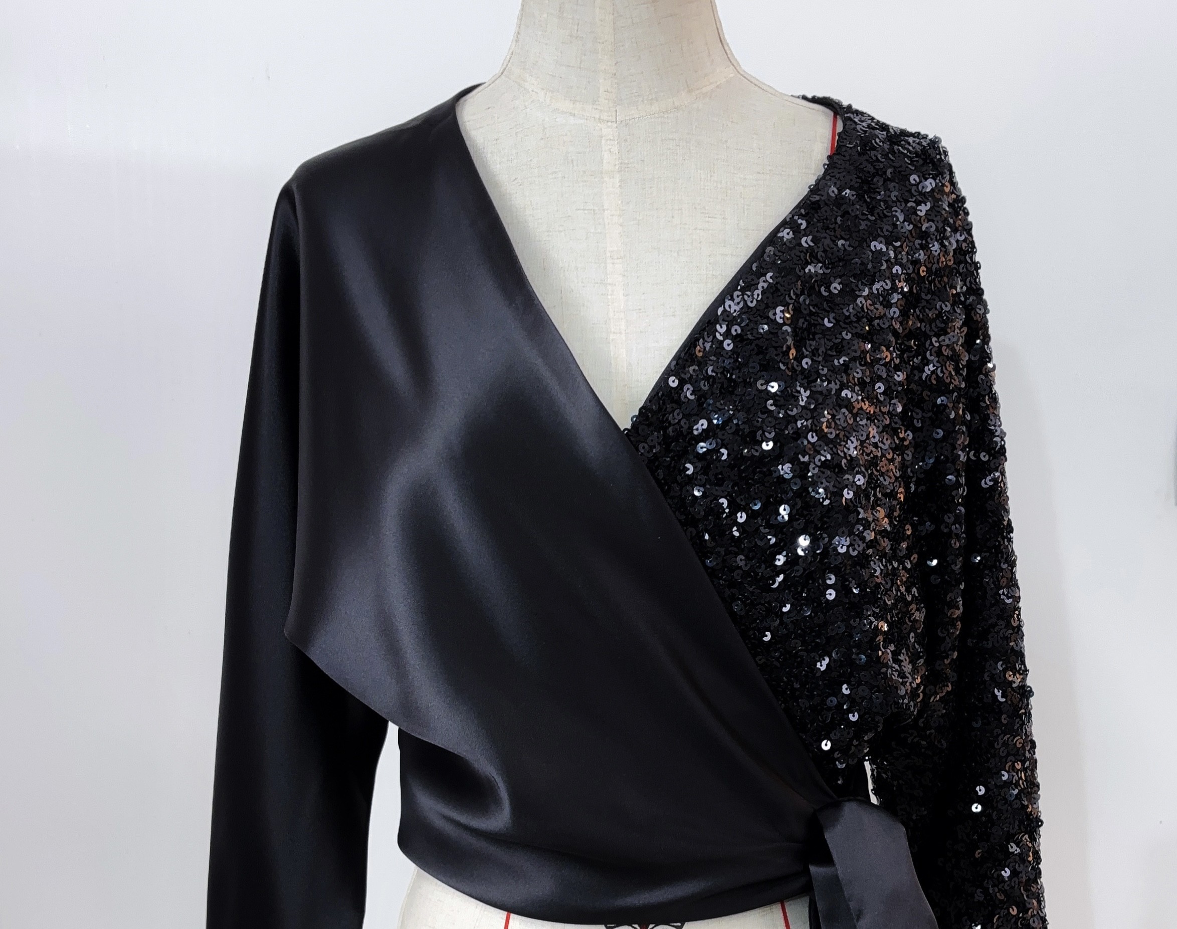 Blouse Maddy asymétrique sequins et satin