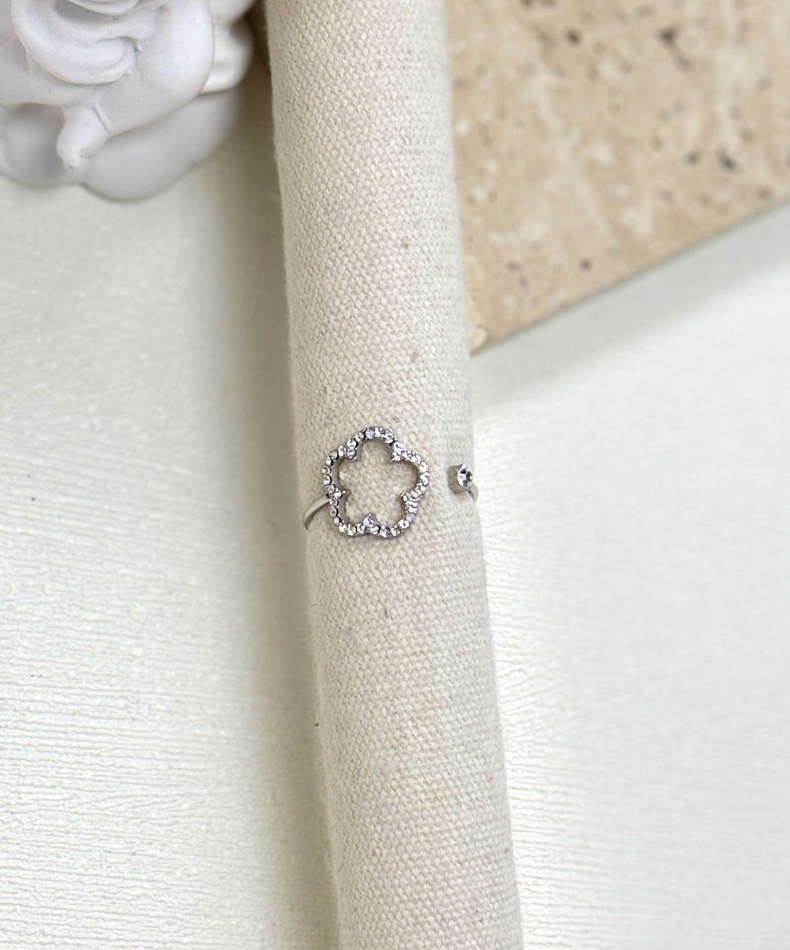 Ring met strassbloem