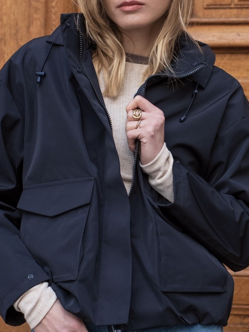 Kurze Nadine-Regenjacke mit Taschen