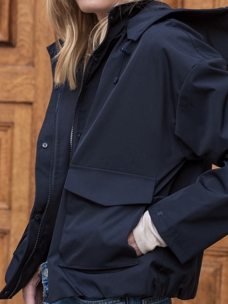 Kurze Nadine-Regenjacke mit Taschen