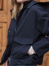 Kurze Nadine-Regenjacke mit Taschen