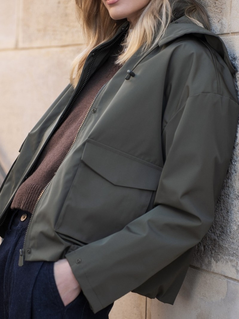Kurze Regenjacke „Nadine“ mit Taschen